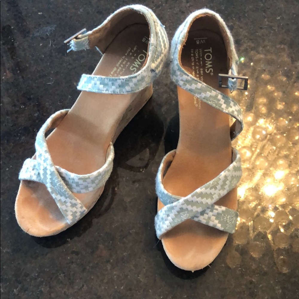 Tom’s cork green and white wedges 🤍💚